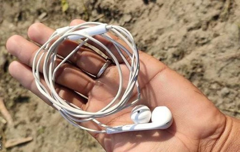 Stylish White High Bass in-ear Wired Headset with Mic